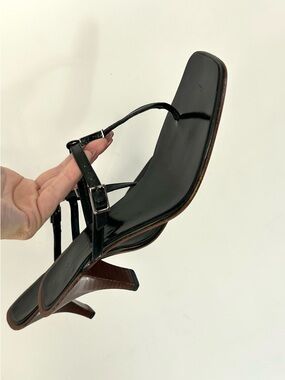 Vintage Gucci kitten heeled thong sandals heels